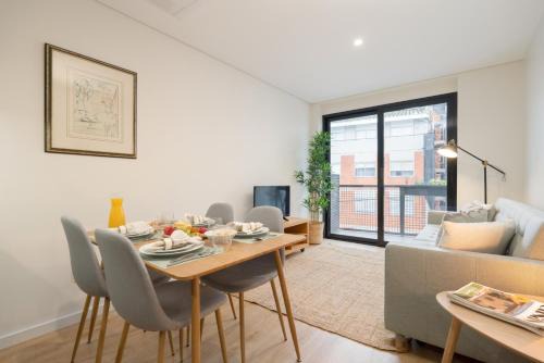 Aldoar Appartement | Stylish & Bright Flat with Balcony by HostWise