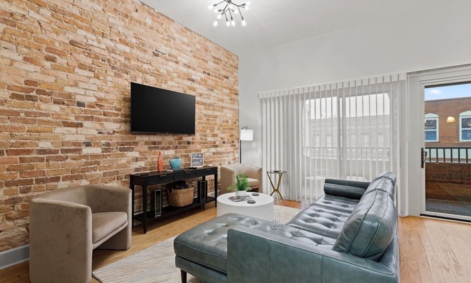 Spartanburg Appartement | Stylish City Apartment B with Patio