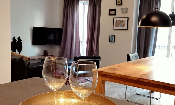 La Victoria Appartement | stylish city center apt.king bed