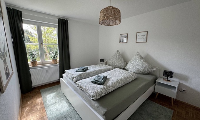 Kaditz Appartement | Stylish city retreat near the Elbe - King-size bed