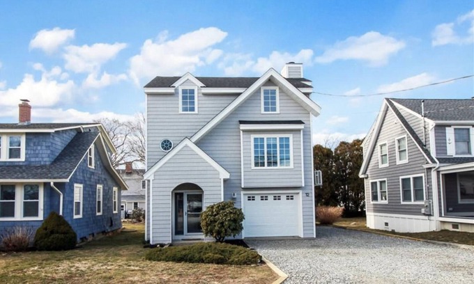 Groton Long Point Maison | Quintessential beach getaway, one block to GLP's private beaches. Pet-Friendly!