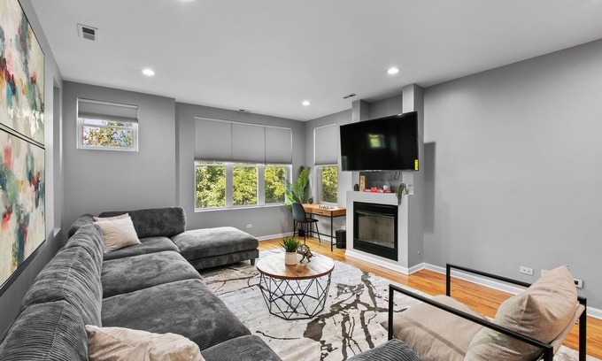 Near West Side Copropriété | Stylish & Comfy 2BR/2.5BTH condo w/ Pool and Poker table near Med/United Center