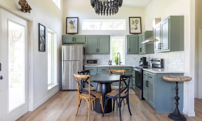 Warrenton Maison | Stylish Country Getaway | Minutes to Round Top