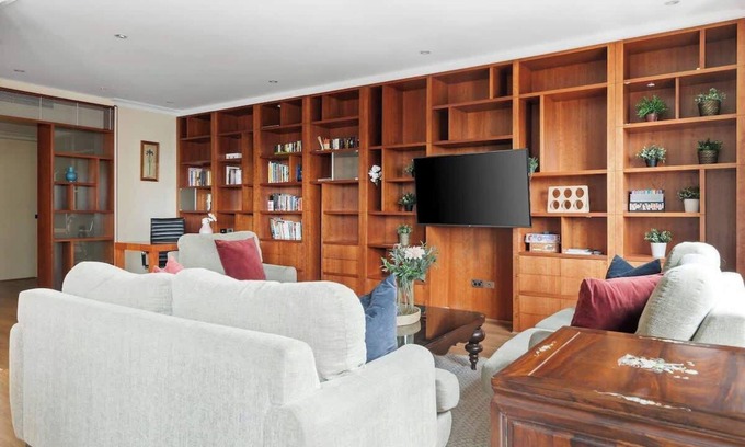 Chinatown Appartement | Stylish & Cozy 4BR Retreat with FREE Parking