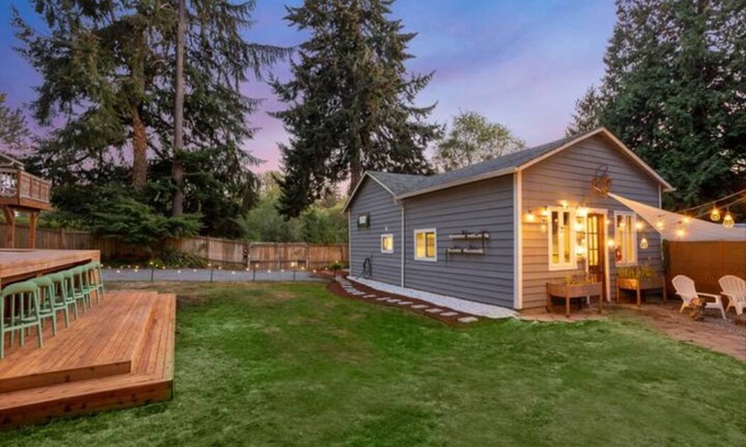 Highline Maison | Stylish & Cozy Lakeside Retreat Accommodations. Great location!