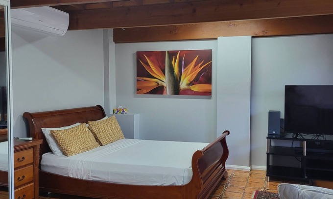 Windsor Chalet De Ski | Stylish Cozy Swimming Pool Facing Self-Contained Room No 2 in delightful Windsor