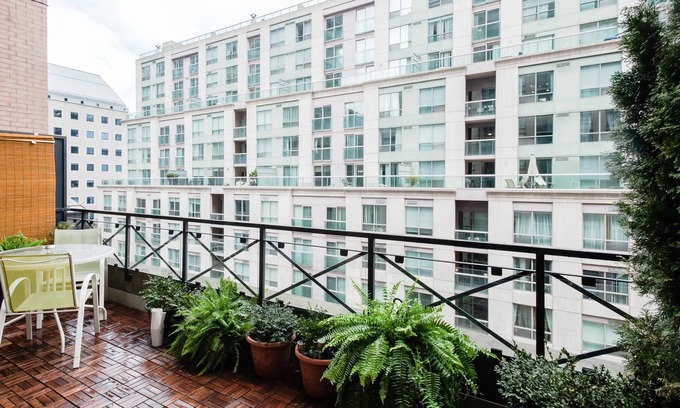 Financial District Appartement | Stylish downtown apartment with private patio and parking
