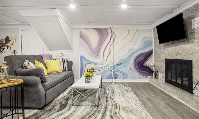 University Hills Appartement | Stylish DU Apt. - Business Traveler - Sleeps 4