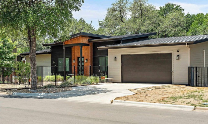 MLK Maison | Stylish East Austin Home | 2BR | BBQ | Close to DT