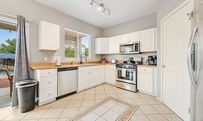 Avondale Maison | Stylish Family-Friendly Escape with Private Pool Backyard Oasis, High-Speed WiFi