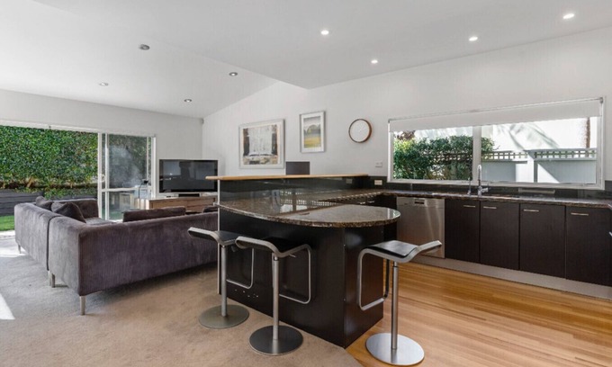 Remuera Appartement | Stylish Executive Remuera Home| by Furnished Rentals
