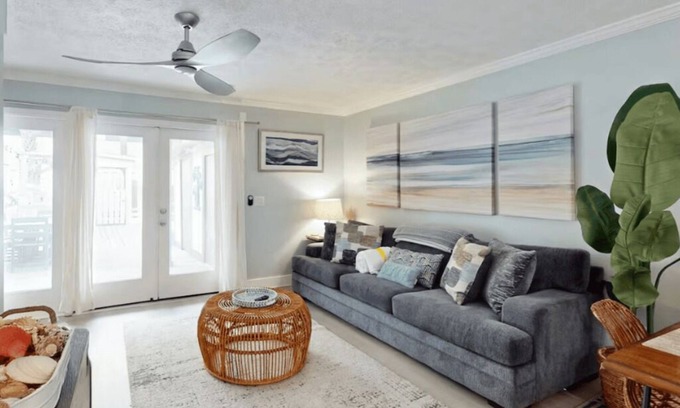 Panama City Beach Maison | Stylish Family-Friendly Townhome: Steps to Beach+hot tub+king bed