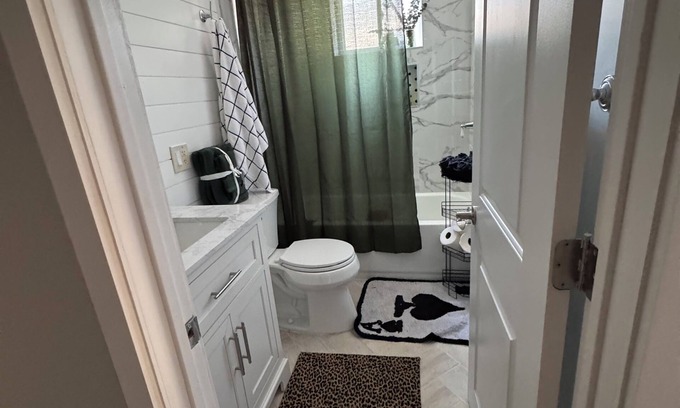 Collingdale Maison | Stylish, Family Friendly Collingdale Home, Near Philly, Fireplace, Parking, WiFi