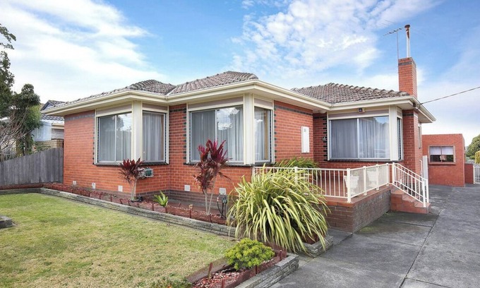 Dandenong Maison | Stylish Family Home- 3BR in the heart of Dandenong, Just minutes to the station