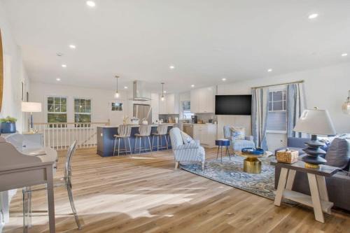 Annapolis Maison | Stylish + fresh bungalow 2 blocks from N-MC Stadium