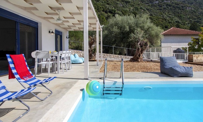 Mikros Gialos Villa | Offres Early Bird: Villa Selini avec piscine et distance de marche de la plage