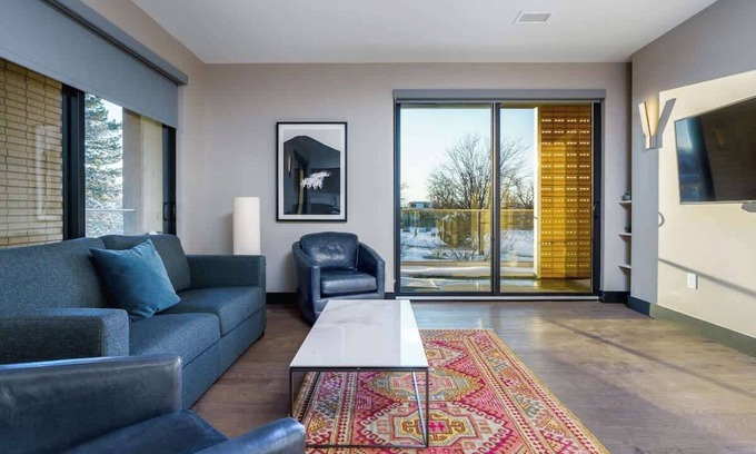 Berkeley Hôtel | Luxurious Flat W/ Private Balcony & Mtn Views!