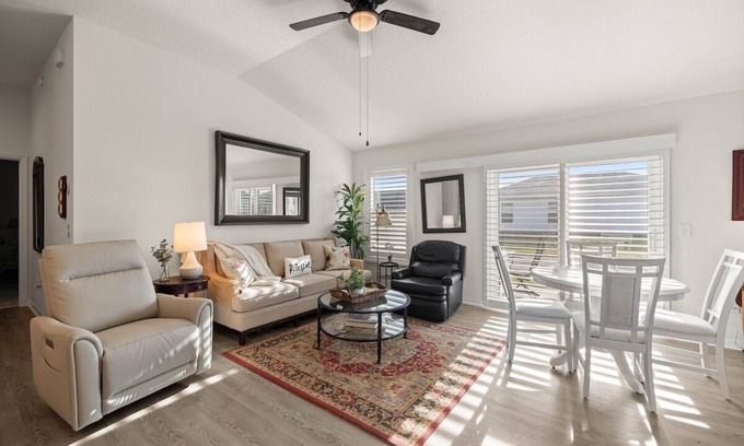 Sumter County Maison | Stylish Golfside Getaway