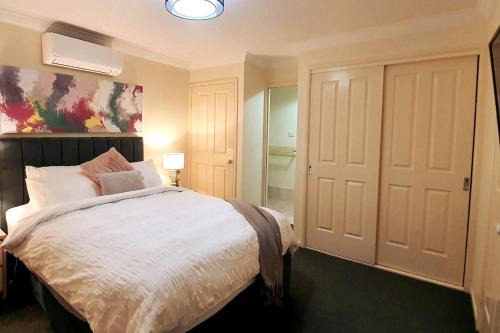 Worrigee Maison | Stylish Home 3mins walk to Worrigee Medical Centre with Free Parking