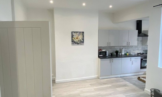 Bootle Maison | Stylish Home close to City Centre / Anfield Stadium / Hospital - Sleeps up to 10