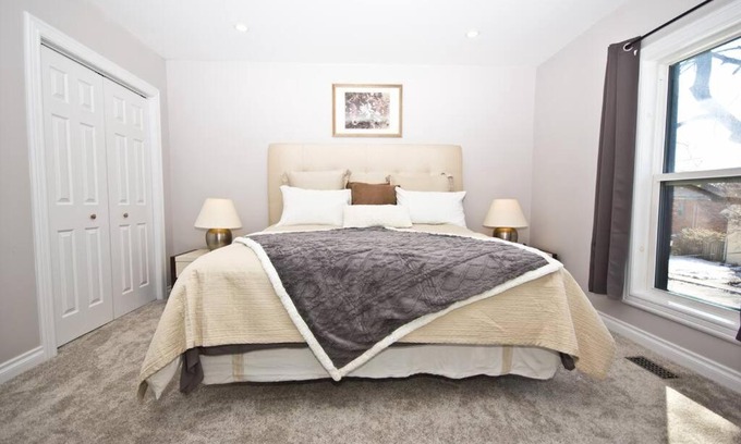 Peterborough Maison | Stylish Home For A Perfect Stay for 4!