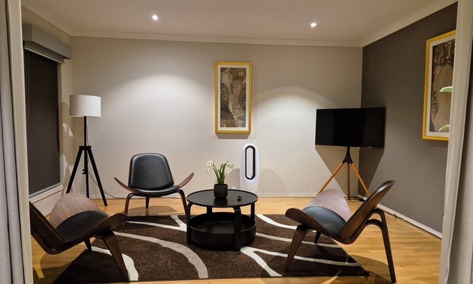 Bell Park Maison | Stylish Home in Geelong for Large Family or Group