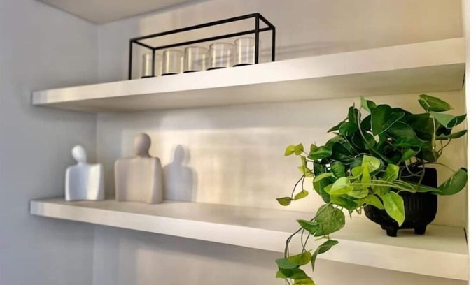 St. Andrew's Maison | Stylish Hornchurch Home | Central Location & Parking | Greater London | Sleeps 6
