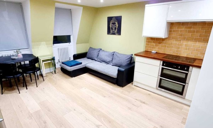 Bow West Appartement | Stylish London Apartment with Terrace & Parking