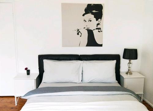 Glenfield Maison | Stylish Master Suite + Private Bathroom + TV FREE Parking Pet Friendly