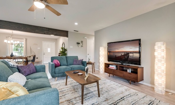 Heath Maison | Stylish Mid Century Modern Home @ Lake Ray Hubbard
