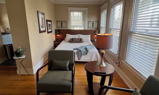 Neartown Appartement | Stylish Mid-Century Studio in the Heart of Montrose