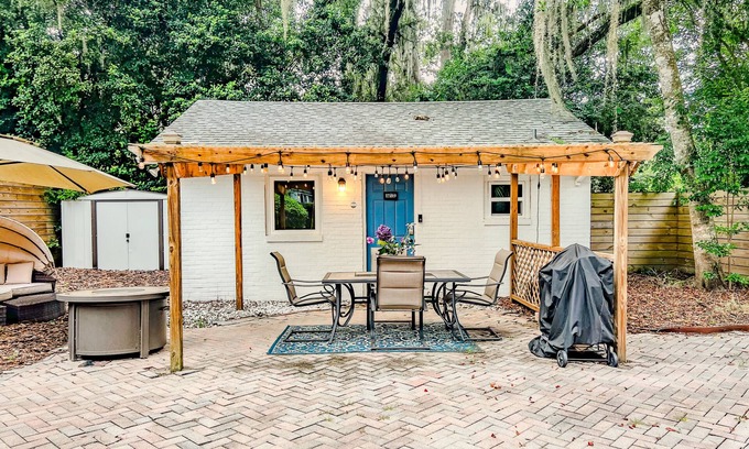 Gainesville Appartement | Stylish Mid-Century Modern Private Studio Blocks from UF and Stadium
