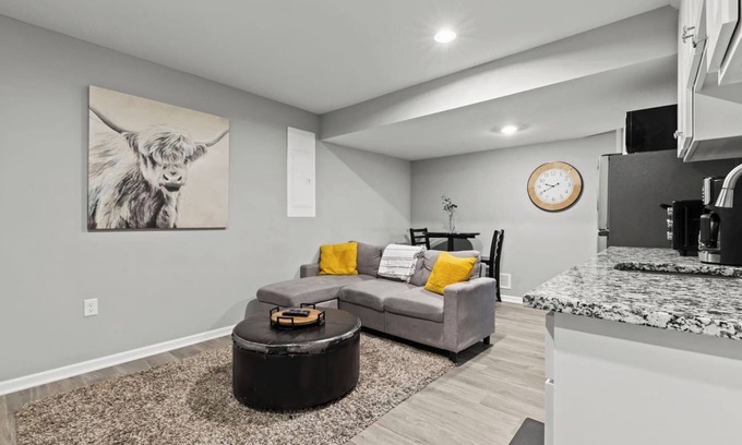 Grandview Maison | Stylish MidModern 1 Bed Apartment - Lower Level/Private Entrance