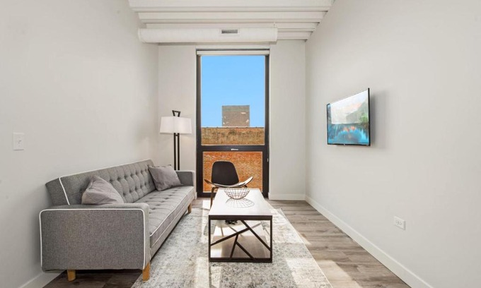 Edgewater Appartement | Stylish Modern 1BR Suite Right by Loyola University - StayGia