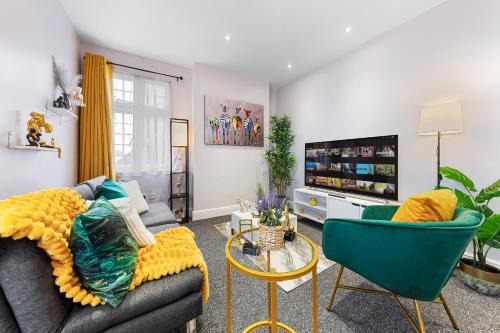 High Barnet Appartement | Stylish & Modern 2-Bedroom London Hideaway - King Bed- Sleeps 6 - Parking Available - Instant Book - 20 Percent Off Long Stays!