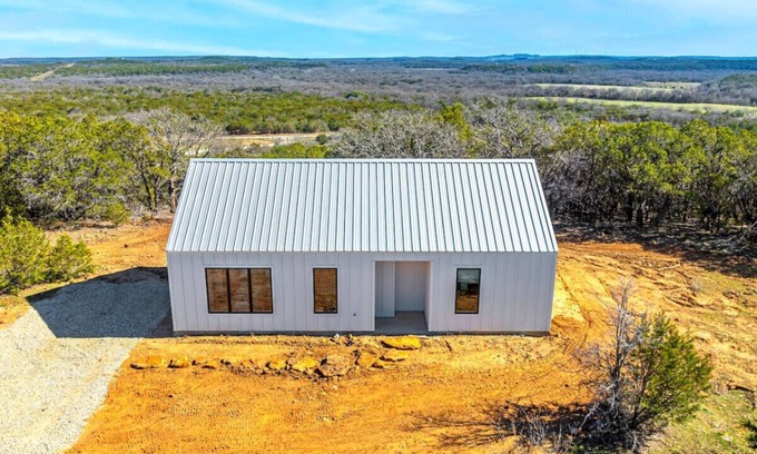 Thurber Cabine | Stylish Modern Cabin with hill country views!