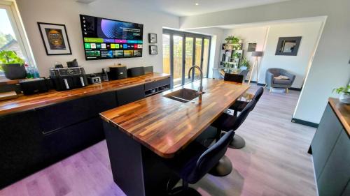 Cyncoed Maison | Stylish, Modern Cardiff Home, Perfect for Groups and Families