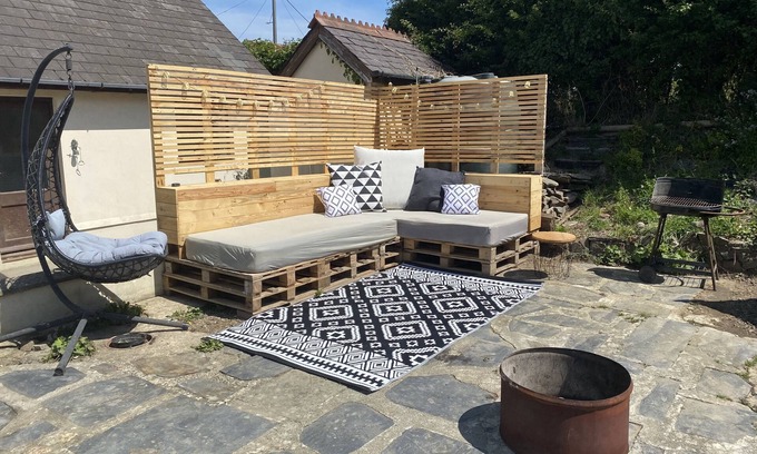 Cilgerran Maison | Stylish modern home with ample garden, parking and chickens! Close to beaches.