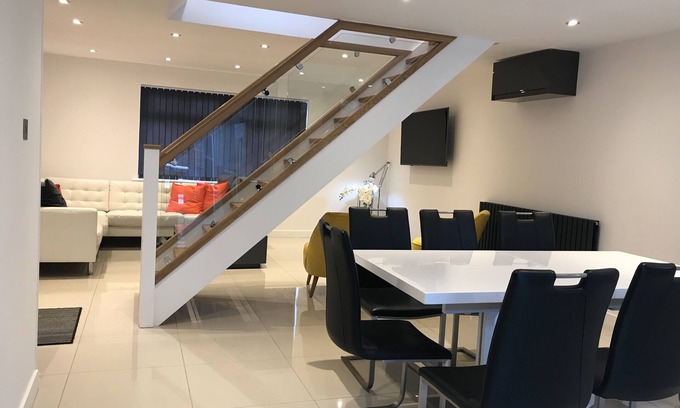 Gloucester Maison | Escapade élégante, moderne et spacieuse entièrement rénovée