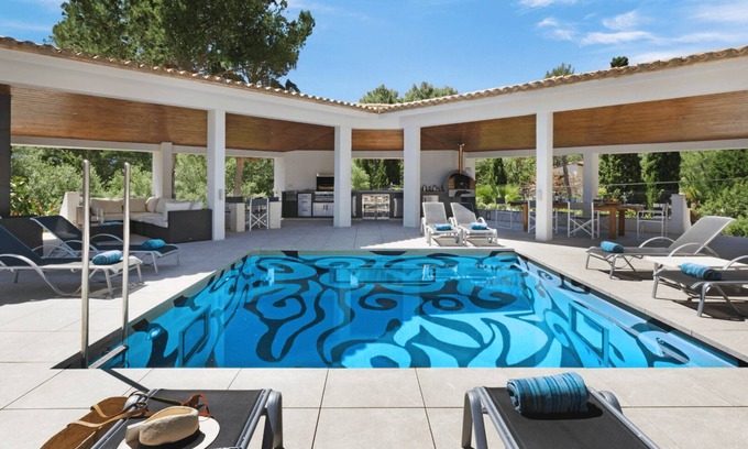 Urbanitzacio la Font Villa | Villa élégante proche de la vieille ville avec piscine privée et grand jardin.