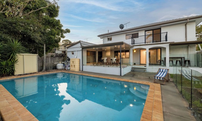 Morningside Maison | Stylish Morningside Family Home: 6 Bedrooms with Pool, Game & BBQ minutes to CBD