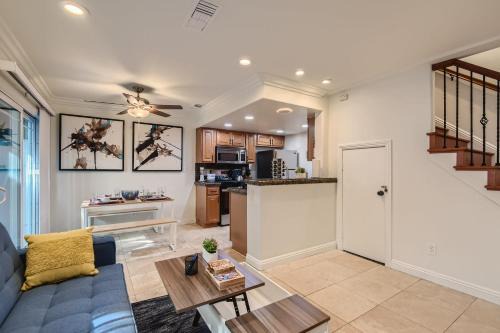 Downtown Maison | Stylish- Multi-Level- Patio- Games - Fast WIFI-CM3