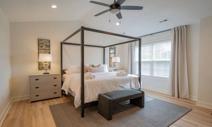 Lynchburg Appartement | Stylish New Build | 3BR Townhouse | Master BDR TV!