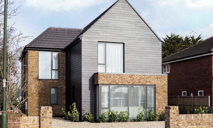 Chichester Maison | Stylish new home with parking - king beds, garden