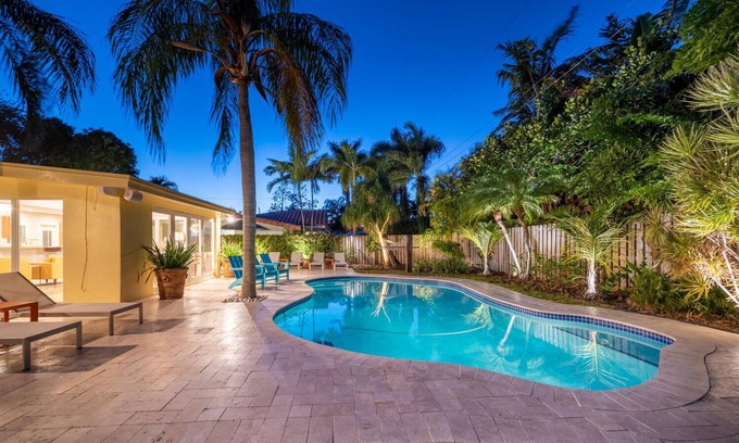 Poinsettia Heights Maison | 2 Bd|2 Ba, Designer Home,Resort Style Backyard,Close to Beach