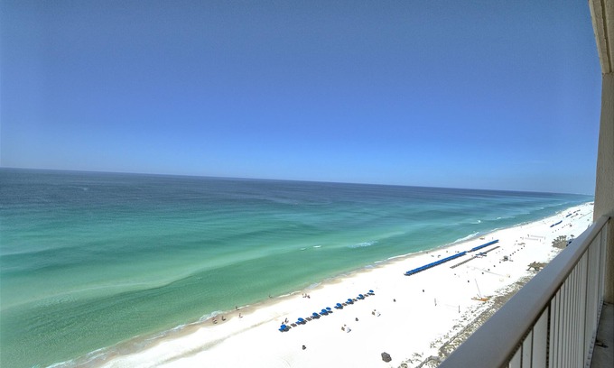 Thomas Drive Copropriété | Stylish Oceanfront Condo with Beach and Picnic Area Access - Unit 1706 by RedAwning