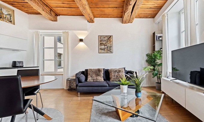 Gronn Appartement | Stylish Old Town Escape: Views & Serenity