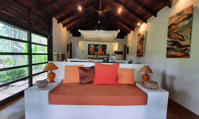 Ballena Maison | Salon ouvert élégant, salle de bains de jardin, refuge pour les jeunes mariés et les amoureux de la nature