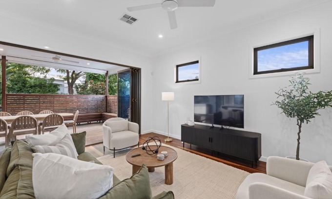 Paddington Maison | Stylish Paddington Home with Outdoor Oasis