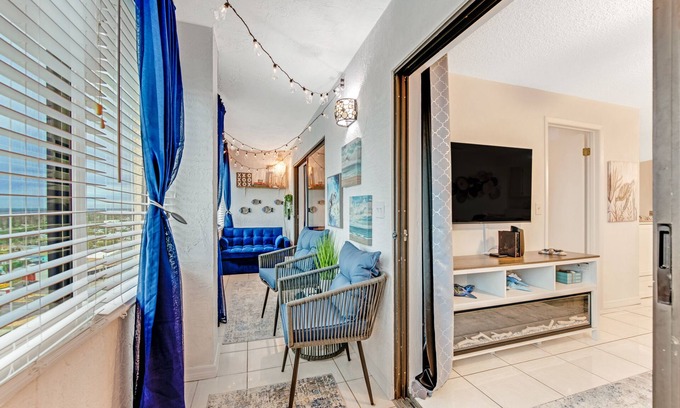 Glenwood Copropriété | Penthouse Retreat in Oceanfront Bldg with pool, garage parking and sunset views.